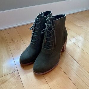 TOMS Evelyn Heeled Boot in Suede Olive Size 7
